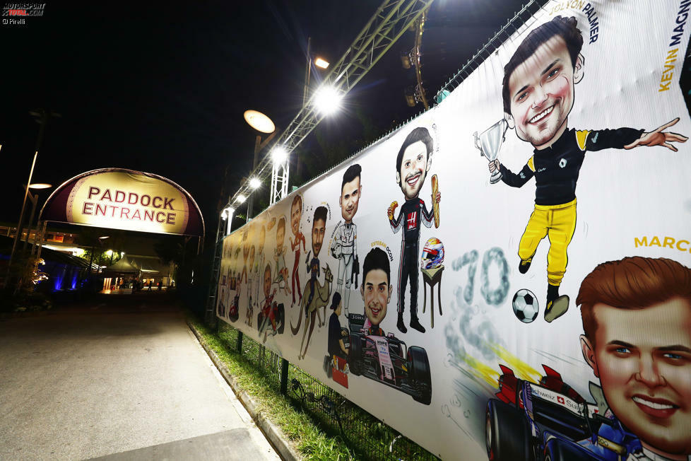... und Herren! Von den Fahrer-Karikaturen am Paddock-Eingang gefällt uns der Bottas-Muskelmann am besten. Aber dass die Zeichner Jolyon Palmer mit Siegerpokal abgebildet haben, zeigt, dass das Publikum in Singapur in Sachen Fachkunde noch aufzuholen hat.