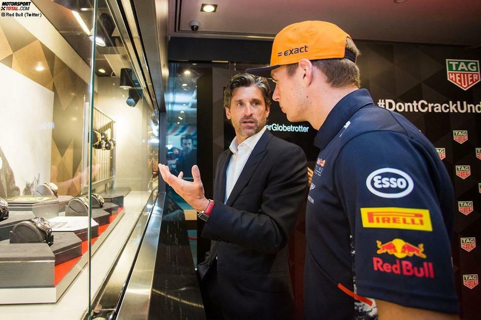 Hollywood-Promi in Singapur: Patrick Dempsey zeigt Max Verstappen die neueste Kollektion von Motoren-, pardon, Uhrenhersteller TAG Teuer. Dempsey, bekannt als 