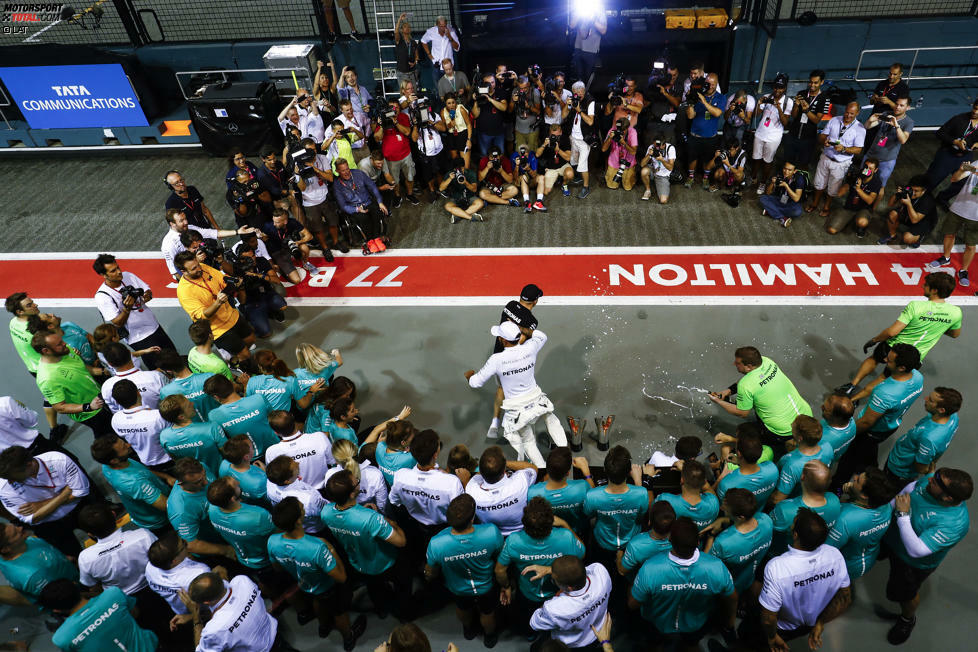 So feiern die Sieger: Lewis Hamilton und Valtteri Bottas inmitten eines Menschenrings aus Teammitgliedern und Fotografen. Bei Mercedes nach jedem Triumph inzwischen Tradition.