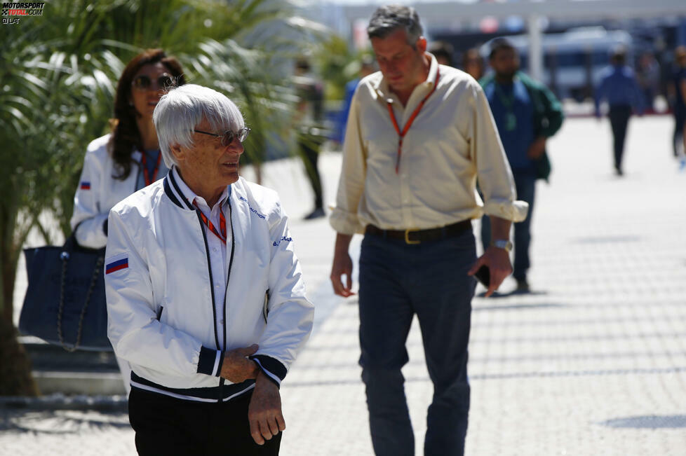 Für Branchenkenner ist es unterhaltsam, Ecclestone dieser Tage zu beobachten. Dass er in Sotschi nicht im neutralen weißen Hemd oder sogar mit FOM-Branding rumläuft, sondern lieber mit russischer Flagge am Ärmel, könnte man als Nadelstich gegen Liberty interpretieren.