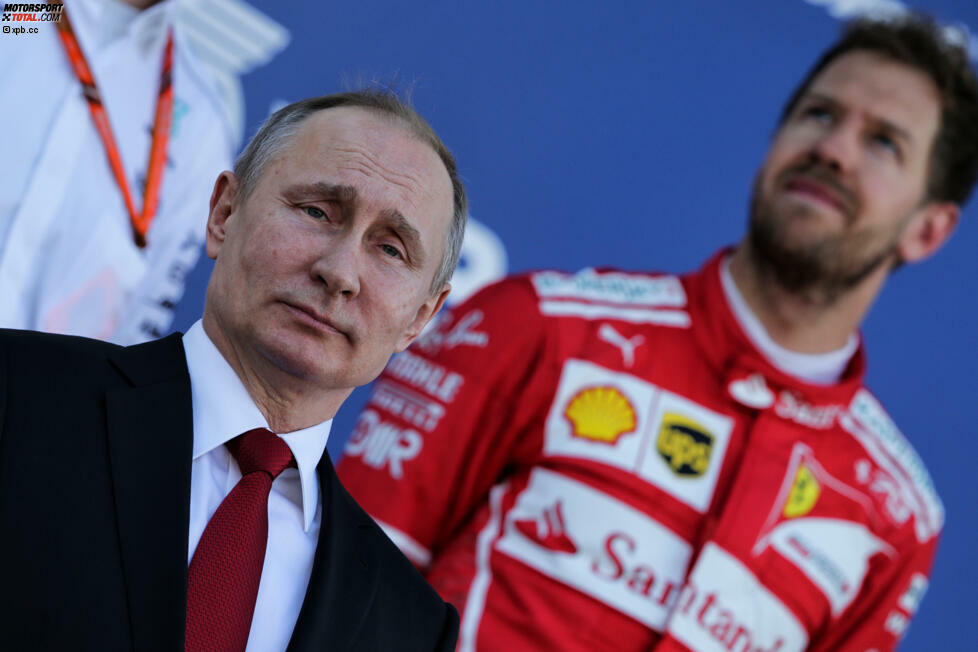 Wenn wir schon bei starken Männern sind: Wladimir Putin lässt es sich nicht nehmen, die Siegerehrung selbst vorzunehmen. Mit den Top 3 plaudert er über den besser werdenden Zuschauerandrang. Spannend zu beobachten, wie die Fahrer dafür von FIA-Kommunikationschef Matteo Bonciani gebrieft werden.