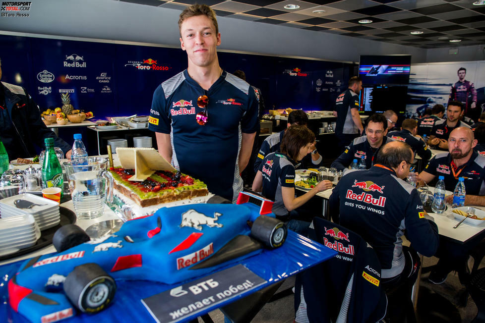 Happy Birthday, Daniil! Zum 23. gibt's am Donnerstag (mit einem Tag Verspätung) Kaffee und Kuchen bei Toro Rosso. Viel lieber wäre ihm gewesen, beim Heimspiel WM-Punkte zu sammeln. Aber daraus wird nichts.