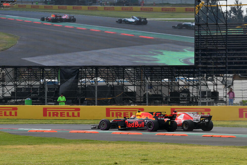 Es kommt zur ersten Berührung zwischen den beiden Streithähnen. Bei Vettel fliegen erste Teile an der linken Seite des Frontflügels. Der Deutsche hält weiter dagegen, wird aber etwas weit nach außen gedrängt.