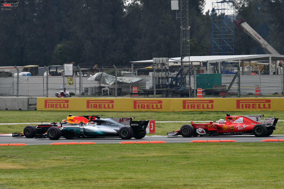 Hamilton verliert an Schwung und bekommt einen Schlag gegen sein rechtes Hinterrad. Vettel war etwas übermütig in den Mercedes gefahren und beschädigt sich dabei seinen Frontflügel noch weiter. Hamilton erwischt es aber schlimmer ...
