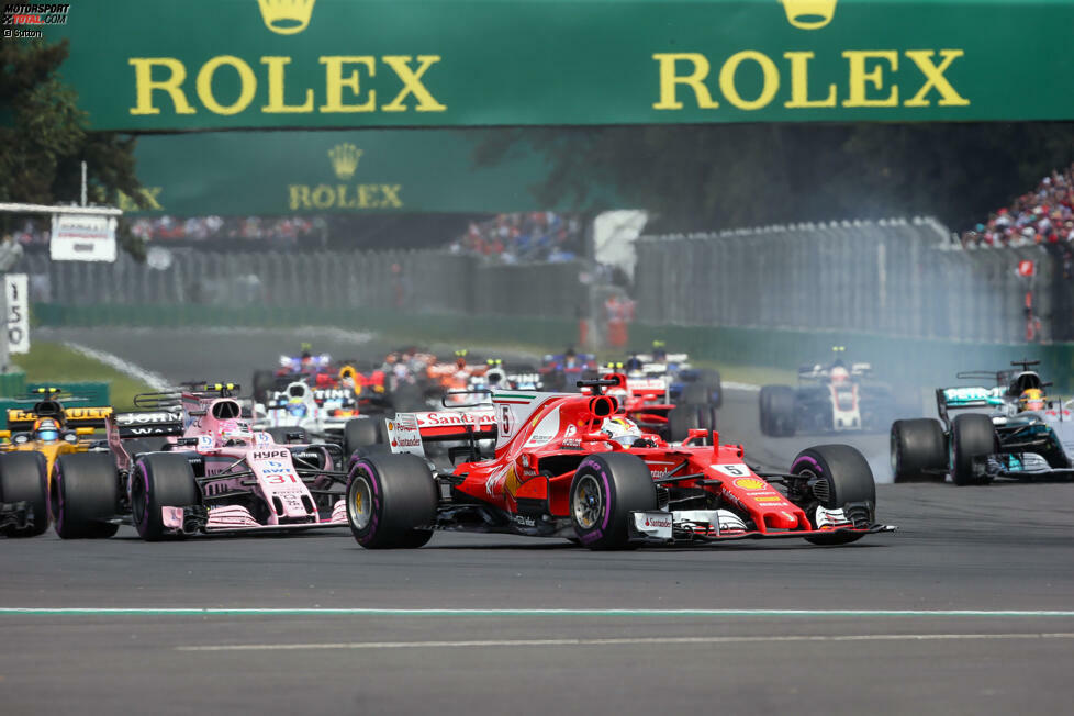 Der Mercedes erleidet sofort einen Reifenschaden und muss das ganze Feld an sich vorbeiziehen lassen, bevor er in die Box fahren kann. Auch Vettel stattet seiner Crew einen Besuch ab und tauscht seinen kaputten Frontflügel aus. Dadurch fallen die WM-Rivalen aber ganz ans Ende des Feldes.