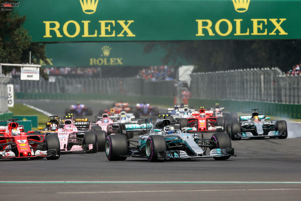 Die WM-Entscheidung fällt in Mexiko praktisch am Start. Weil Lewis Hamilton (Mercedes, rechts) mit Sebastian Vettel (Ferrari) am Start kollidiert und beide weit zurückfallen, ist der Titel quasi vergeben. Sebastian Vettel hätte nämlich Zweiter werden müssen. Die Bilder des Startcrashs.