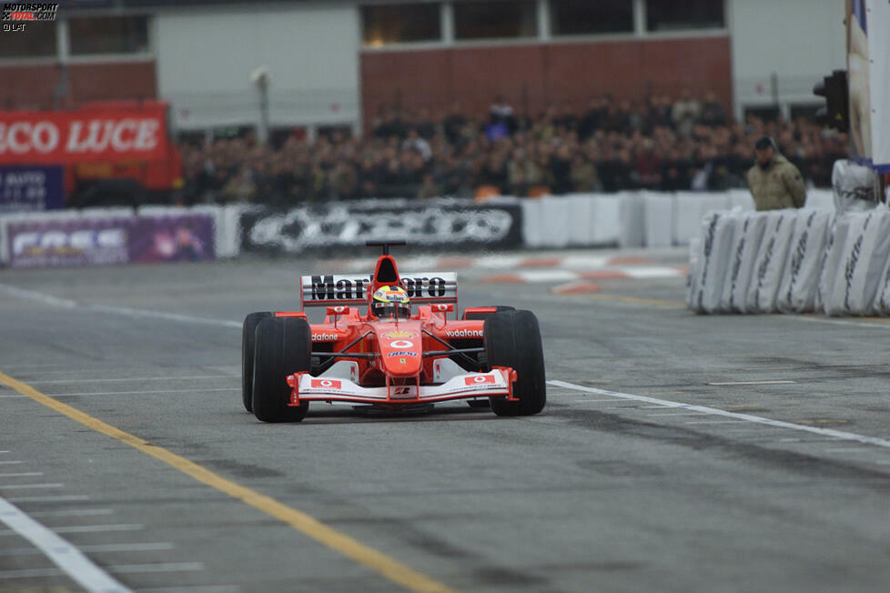 Formula One Indoor Trophy: Im Rahmen der Bologna Motor Show wurde zwischen 1988 und 1996 ein Spritrennen ähnlich dem Race of Champions ausgetragen (Bild von 2002). In aktuellen Boliden maßen sich Stars auf einem mit Reifenstapeln abgesteckten Parkplatzparcours. Kleiner Etikettenschwindel: Alles fand unter freiem Himmel statt.