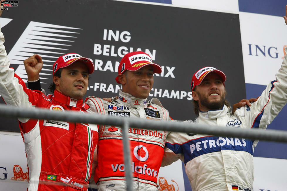 Massas Sieg wurde zunächst Hamilton zugesprochen, dem auf dem Podium auch der Siegerpokal überreicht wurde. Allerdings erhielt er später eine Zeitstrafe von 25 Sekunden, weil er während des packenden Zweikampfs mit Räikkönen gegen Rennende eine Schikane abgekürzt hatte.