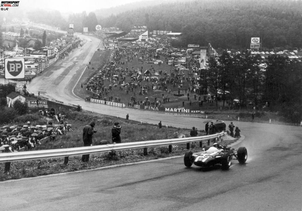 Die Rennstrecke von Spa-Francorchamps war ursprünglich ein Kurs auf öffentlichen Straßen, der in Form eines Dreiecks zwischen den Orten Francorchamps, Malmedy und Stavelot verlief. Im Laufe der Jahre wurde die Strecke mehrmals umgestaltet.  Seit 1979 hat sie im wesentlichen das heutige Layout, auf dem die Formel 1 erstmals 1983 fuhr.