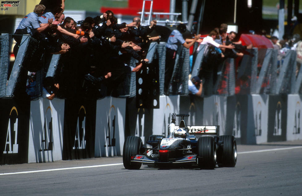 McLaren ist mit 6 Siegen das erfolgreichste Team. Zwischen 1984 und 1986 siegte man dreimal in Serie auf dem Österreichring und 1998, 2000 & 2001 auf dem A1 Ring. Es folgt Ferrari mit 5 Siegen. Die Scuderia hat als einziges Team auf allen Layouts gewonnen: 1964 in Zeltweg, 1970 auf dem Österreichring und 1999, 2002 & 2003 auf dem A1 Ring.