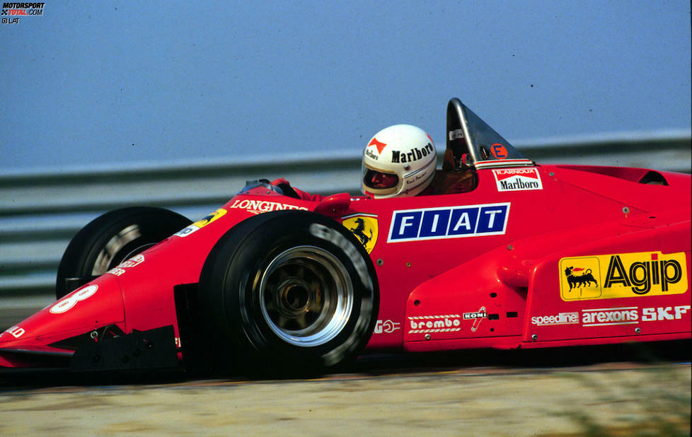 Es dauert insgesamt zehn Jahre, bis Marlboro auf den Formel-1-Rennwagen präsent ist. 1984 rücken die Boliden erstmals mit dem Emblem aus - dezent auf der Motorabdeckung versteckt.
