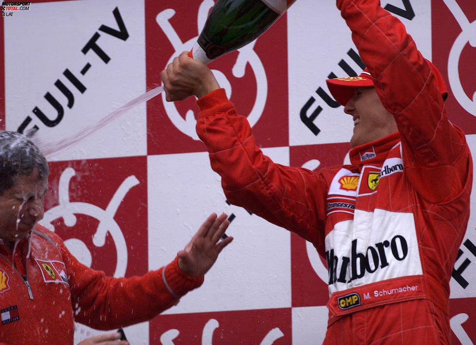 Es lohnt sich: In der Saison 2000 wird Schumacher als erster Ferrari-Pilot mit einem Marlboro-Schriftzug auf dem Auto Weltmeister.