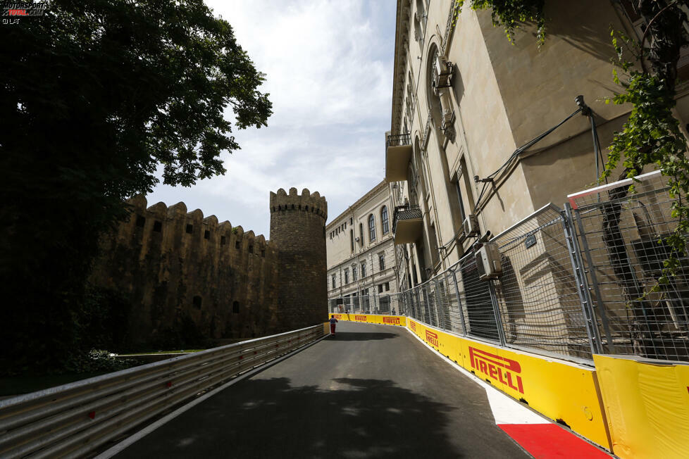 Mit 6,003 Kilometern ist der Baku City Circuit die zweitlängste Strecke des aktuellen Formel-1-Kalenders. Nur Spa-Francorchamps (7,004 Kilometer) ist länger. Baku liegt damit knapp vor Silverstone. Der britische Kurs ist nur um 112 Meter kürzer.