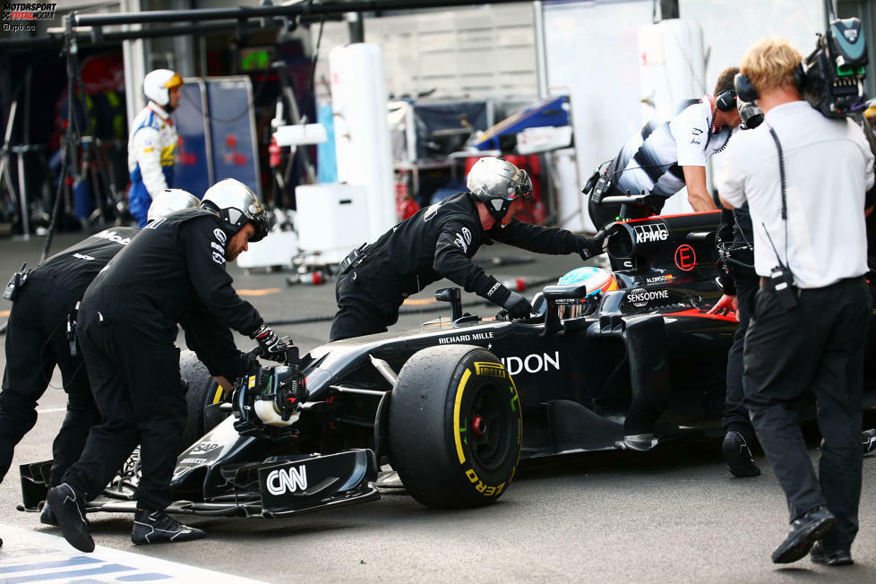 Auch die Ausfallsrate, normalerweise auf Stadtkursen sehr hoch, war 2016 in Baku ungewöhnlich gering. Nur vier Autos schieden aus: Fernando Alonso mit Getriebeproblemen, Pascal Wehrlein mit einem Bremsdefekt und die Toro Rossos mit Radaufhängungs-Schwierigkeiten.