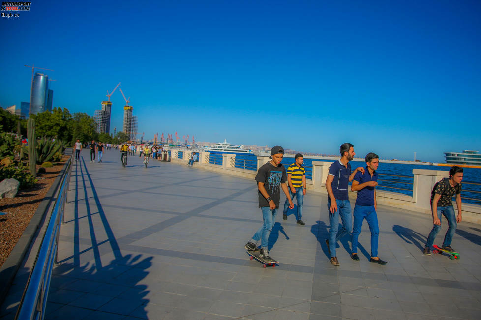 Auf dem tiefsten Punkt der Start- und Zielgeraden liegt der Baku City Circuit 24 Meter unter dem Meeresspiegel. Damit ist Baku der niedrigste Austragungsort eines Formel-1-Rennens. Der höchste ist Mexiko-Stadt mit 2.253 Metern über dem Meeresspiegel, in Kurve 6 des Autodromo Hermanos Rodriguez.