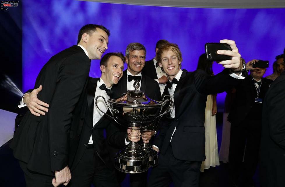 Zeit für ein Selfie der Langstrecken-Weltmeister. Sein Porsche-Team knipste der frisch gekürte Toro-Rosso-Stammfahrer Brendon Hartley.