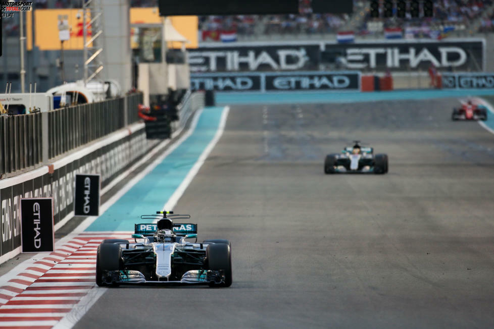 Formel Gähn in Abu Dhabi: Das Feld zieht sich Runde für Runde auseinander. Bis in die 14. Runde entsprechen die Top 12 des Leaderboards genau der Startaufstellung! Als die ersten Boxenstopps beginnen, hat Bottas schon 2,4 Sekunden Vorsprung auf Hamilton und 6,3 auf Vettel.