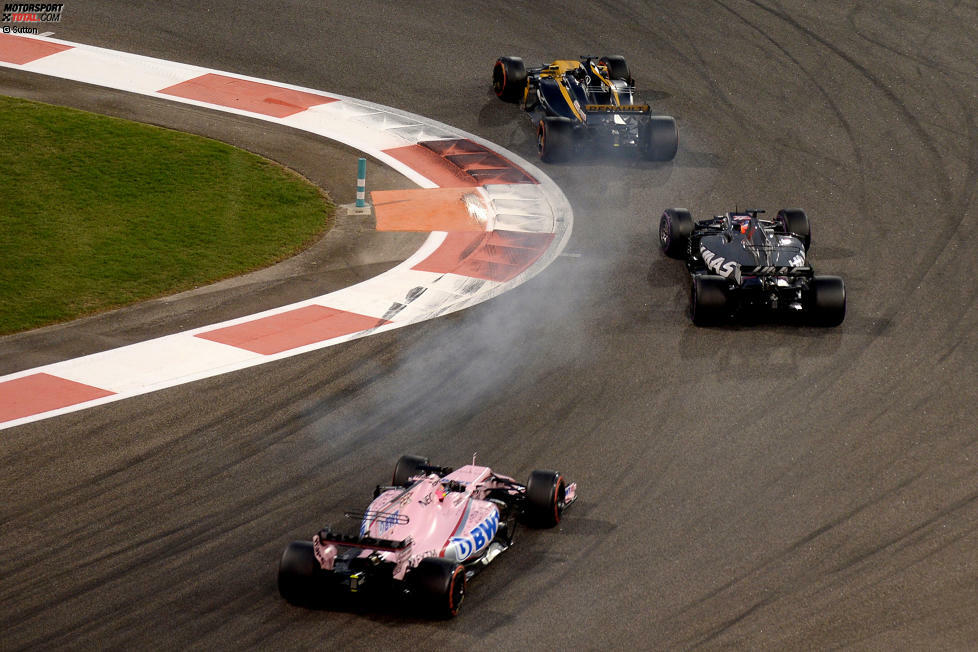 Hülkenberg fasst für sein Manöver gegen Perez eine Fünf-Sekunden-Strafe aus, fährt aber bis er diese absitzen muss genug Vorsprung raus, um trotzdem vorne zu bleiben. Force India tobt! Als der Renault-Fahrer mit Grosjean die gleiche Nummer ein zweites Mal abzieht, riskiert er aber nichts mehr. Diesmal gibt er die Position zurück.