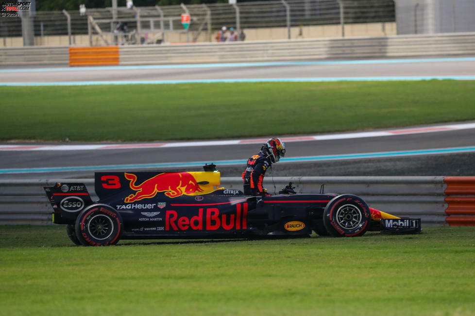 Daniel Ricciardo fährt einem sicheren vierten Platz entgegen (auch in der WM), als er mit einem Hydraulikdefekt stehen bleibt. Kurz zuvor ist er mit schwergängiger Lenkung zum Boxenstopp gekommen, aber das bringt nichts mehr. Sein Mauerkuss kurz vor dem Ausrollen: eine Folge der Probleme.