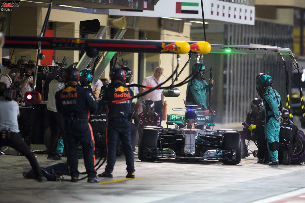 Als Bottas an die Box kommt und Hamilton drei Runden lang die schnellsten Zeiten fährt, obwohl er verschlissene Reifen hat, wird klar, wer eigentlich der schnellste Mann in Abu Dhabi ist. Aber just als es knapp zu werden droht, holt Mercedes Hamilton an die Box, damit er nicht auf Überrundete aufläuft. Somit bleibt Bottas in Führung.