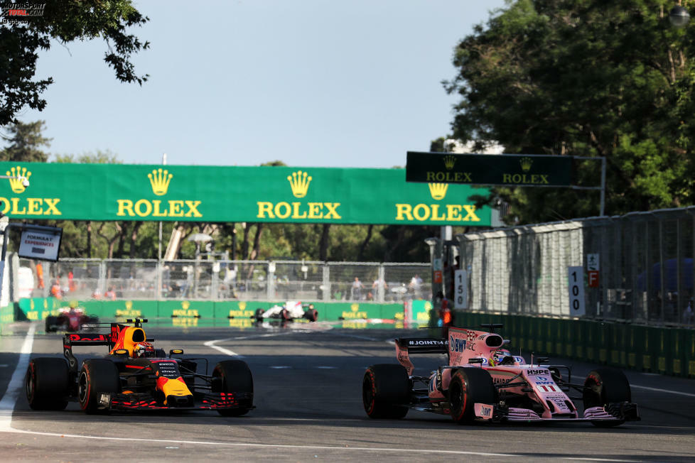 Um den dritten Platz entwickelt sich gerade ein herzhafter Schlagabtausch zwischen Sergio Perez und Max Verstappen, der aber nur kurz dauert. Denn bei Verstappen steigen die Wassertemperaturen, bis sein Renault-Motor ganz den Geist aufgibt. Es ist sein vierter Ausfall in den letzten sechs Rennen.