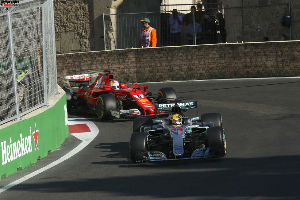 Wegen Teilen auf der Strecke gibt's die nächste Safety-Car-Phase, und jetzt eskaliert das Titelduell: Hamilton nimmt Abstand auf das Safety-Car, Vettel, der möglichst dicht dranbleiben möchte, fährt ihm hinten rein. 