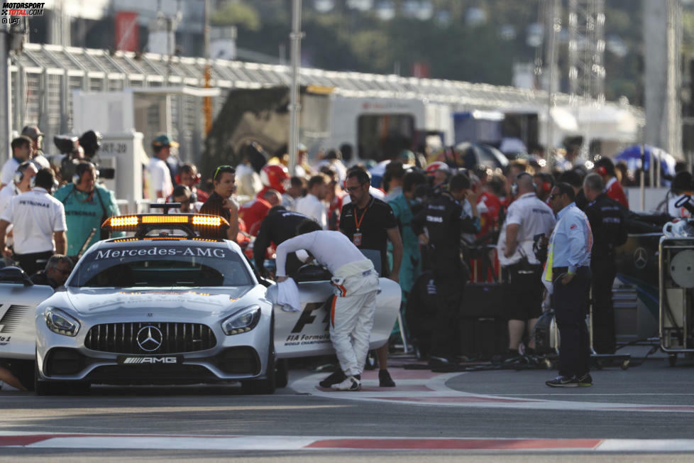 Was viele nicht mitbekommen: Bottas darf sich zurückrunden. Hamilton beschwert sich über das seiner Meinung nach zu langsame Safety-Car. Und im Paddock rätseln die Experten: Wie drakonisch fällt die Strafe für Vettel aus? 