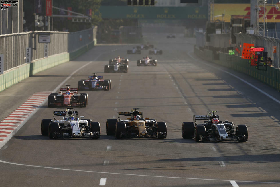 Das nächste Extraklasse-Manöver: Während Hülkenberg gerade an Massa vorbeigeht, schnappt sich Kevin Magnussen kurzerhand beide. Der Haas-Fahrer hat aber nicht den Speed für das Podium. Hülkenberg vielleicht schon - aber der Deutsche will zu viel und kracht bei Kurve 7 in die Mauer.