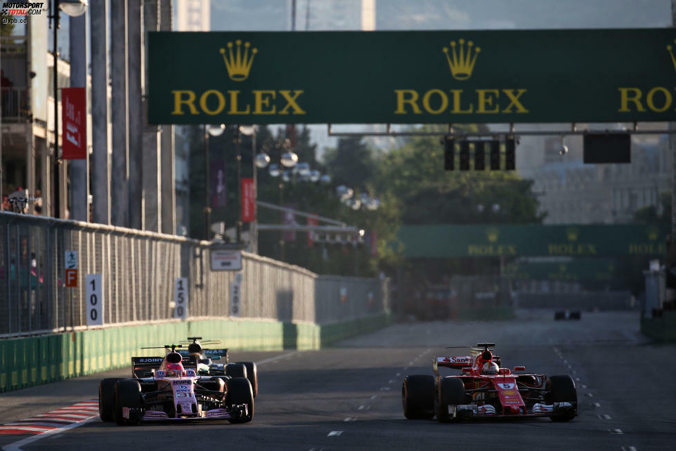 Vettel fällt wegen der Stop-&-Go-Strafe zurück. Plötzlich ist der Ferrari nur noch Siebter, der Mercedes Achter. Als die beiden Ocon überholen und Hamilton dafür eine Runde länger braucht, fällt die Vorentscheidung im Duell. Am Ende wird Vettel Vierter, Hamilton Fünfter. Neuer Abstand in der WM: 14 Punkte.