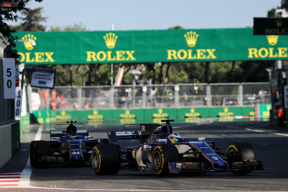 Weiter hinten fliegen zwischen den Sauber-Fahrern fast die Fetzen. Aber die Berührung bleibt ohne Folgen, und so holt Pascal Wehrlein als Zehnter den nächsten WM-Punkt. Interessant der Boxenfunk, als er sich erkundigt, ob er Ericsson überhaupt überholen darf.