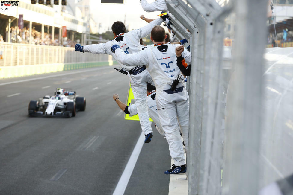 Auf der Ziellinie kommt es zum Foto-Finish, denn Stroll hat auf den allerletzten Metern nicht den nötigen Speed, um sich Bottas vom Leib zu halten. Die beiden trennen 0,105 Sekunden. Weiter hinten rettet Vettel 0,212 Sekunden vor Hamilton über die Linie. Ein dramatischer Zieleinlauf!