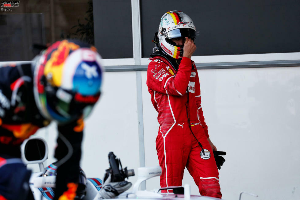 Der Verlierer des Rennens ist ganz klar Vettel: Während Hamilton es irgendwie schafft, die Contenance zu wahren, lässt es das Ego des Ferrari-Piloten nicht zu, sich den Fehler einzugestehen. Da werden Erinnerungen an Michael Schumacher wach. Und der war bekanntlich Vettels großes Vorbild ...