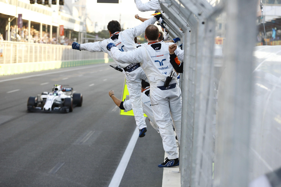 Das Formel-1-Rennen in Baku: Wie die Eskalation zwischen Hamilton und Vettel Ricciardos Sensationssieg ermöglicht hat