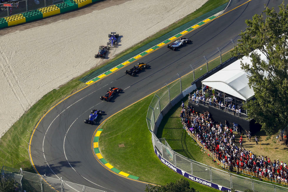 Weiter hinten der erste Crash: Haas-Neuzugang Kevin Magnussen probiert's innen gegen Marcus Ericsson - und rutscht unabsichtlich in den Sauber. Der Däne kommt straffrei davon, rollt nach der ersten Runde mit Reifenschaden an die Box. Später im Rennen scheiden beide aus - und parken an der exakt gleichen Position.