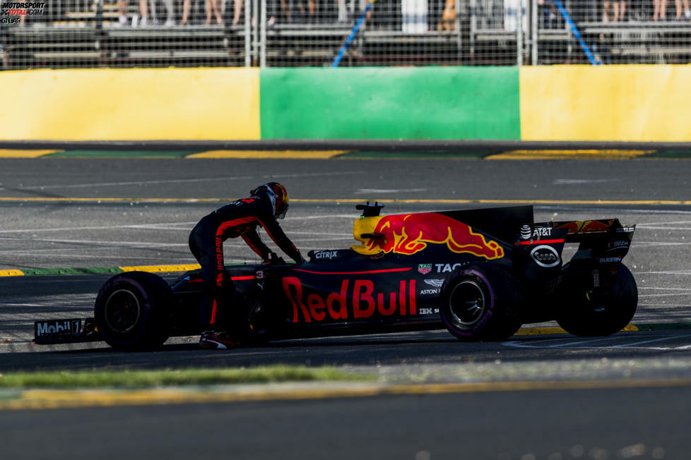Kein schönes Heimrennen für Daniel Ricciardo: Erst Crash in Q3, Getriebe kaputt, Rückversetzung auf Startplatz 15. Dann Sensordefekt in der Grid-Lap, Start aus der Boxengasse - mit zwei Runden Verspätung. Und am Ende geht, an 17. Stelle liegend, einfach der Motor aus.