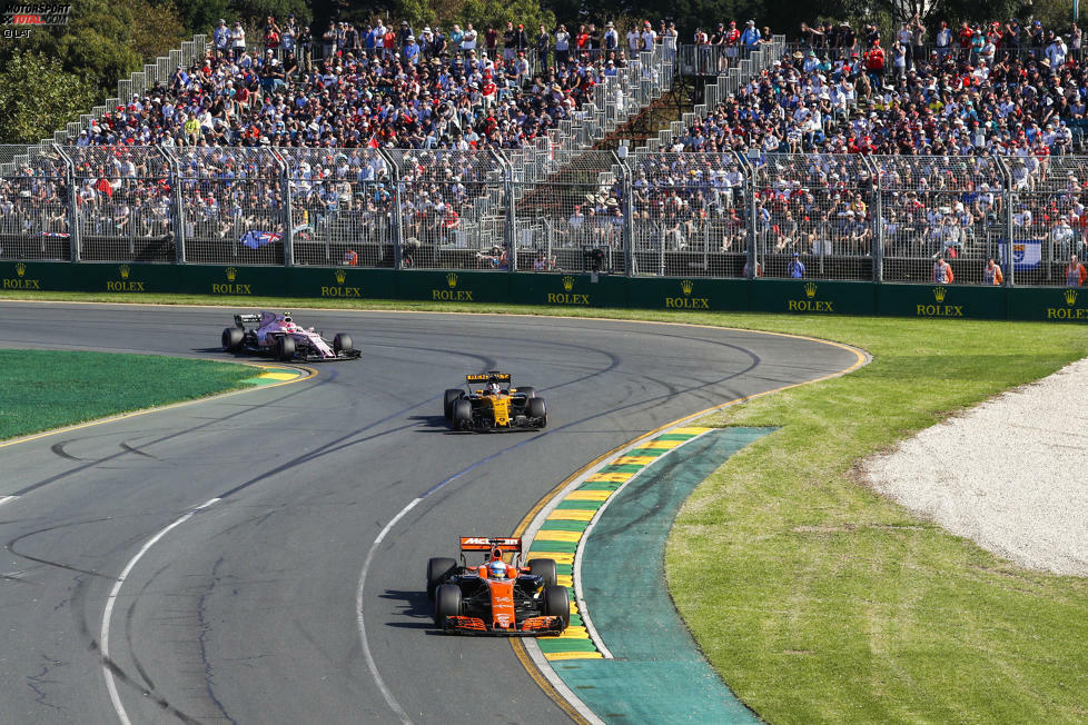 Let's do a Häkkinen: In Runde 51 ziehen bei Start und Ziel sowohl Esteban Ocon im rosaroten Force India als auch Nico Hülkenberg an Fernando Alonso vorbei. Ocon holt einen Punkt, Alonso gibt nach dem in eigenen Worten besten Rennen seines Lebens mit Radaufhängungs-Defekt entnervt auf. McLaren-Honda fährt auch 2017 hinterher.