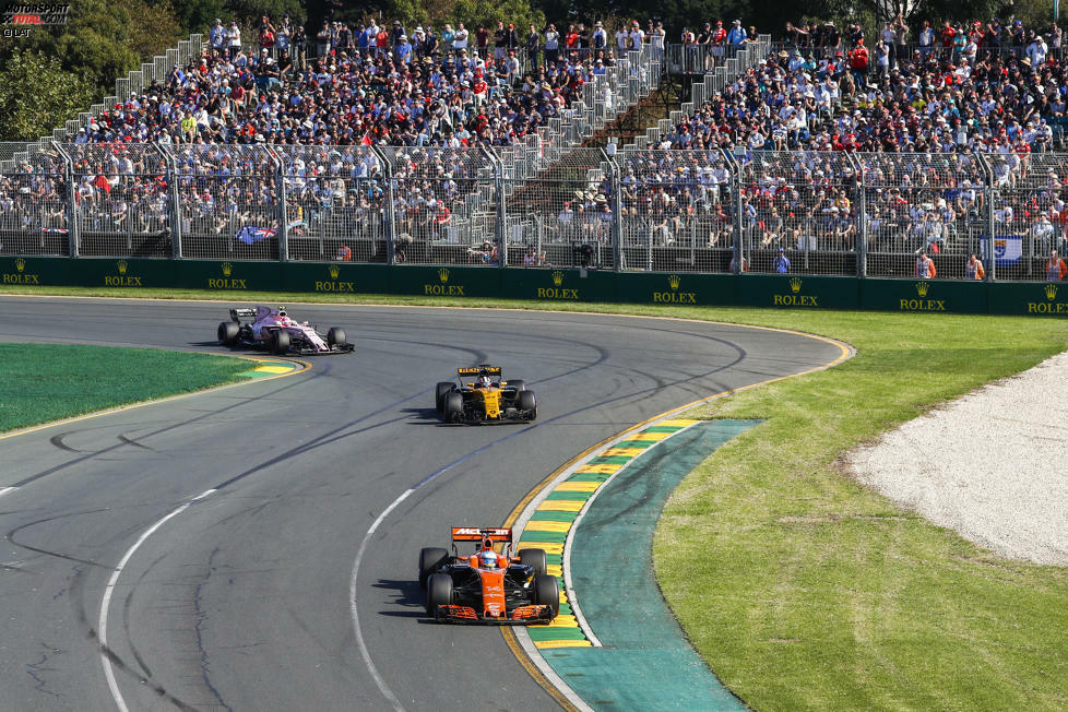 Let's do a Häkkinen: In Runde 51 ziehen bei Start und Ziel sowohl Esteban Ocon im rosaroten Force India als auch Nico Hülkenberg an Fernando Alonso vorbei. Ocon holt einen Punkt, Alonso gibt nach dem in eigenen Worten besten Rennen seines Lebens mit Radaufhängungs-Defekt entnervt auf. McLaren-Honda fährt auch 2017 hinterher.