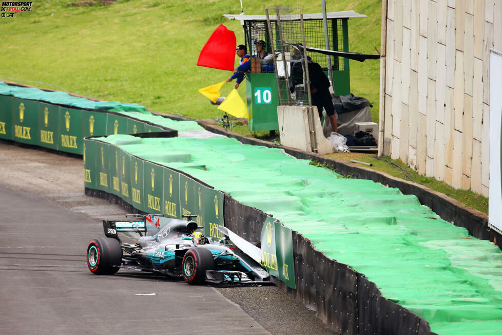 Weltmeister Lewis Hamilton verspielt seine Chance auf den zehnten Saisonsieg gleich in seiner allerersten Q1-Runde. Beim Crash in Kurve 7 setzt sein Auto auf, letztendlich nimmt er den Fehler auf seine Kappe. Mercedes macht das Beste draus und gibt ihm für den Boxengassen-Start zumindest einen neuen Motor.