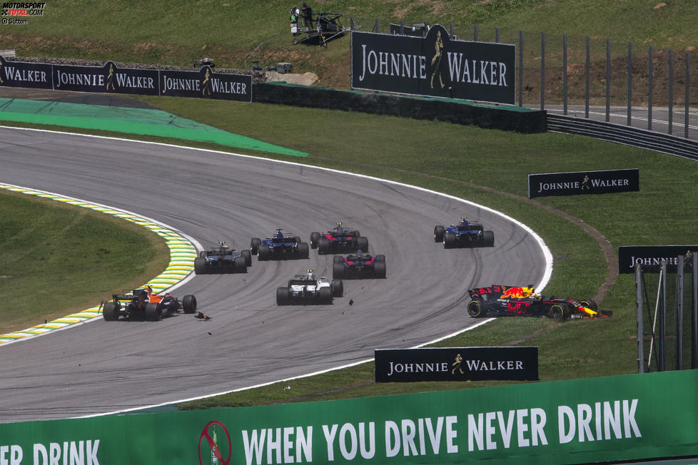 ... aber dort ist nur Platz für zwei: Magnussen und Vandoorne scheiden aus, Ricciardo dreht sich und muss seine Aufholjagd von Startplatz 14 (wegen Motorenstrafe) auf den härteren Soft-Pirellis als Letzter beginnen. Pascal Wehrlein (Sauber) legt eine Vollbremsung hin, um einen Crash zu vermeiden.