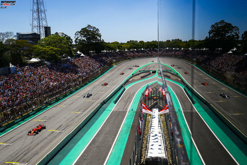 Nach der Safety-Car-Phase wird das Rennen in der sechsten Runde wieder freigegeben. Vettel managt den Re-Start perfekt, während Massa weiter hinten mit Mercedes-Power an Alonso vorbeizieht. 
