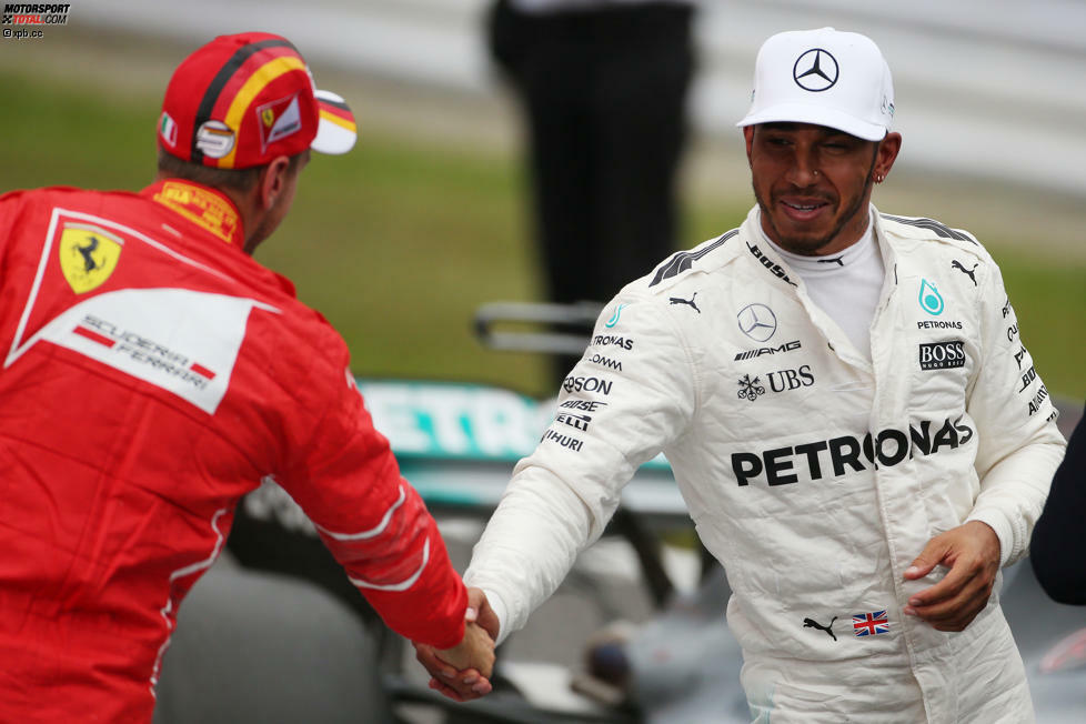Unwiderstehlich, wie Hamilton zu seiner ersten Pole in Suzuka fährt und damit den Streckenrekord von Michael Schumacher aus dem Jahr 2006 unterbietet! Bottas wird Zweiter. Und trotzdem steht Vettel neben seinem WM-Rivalen in der ersten Reihe, obwohl er nur die drittbeste Zeit erzielt. Rückstand: 0,5 Sekunden.