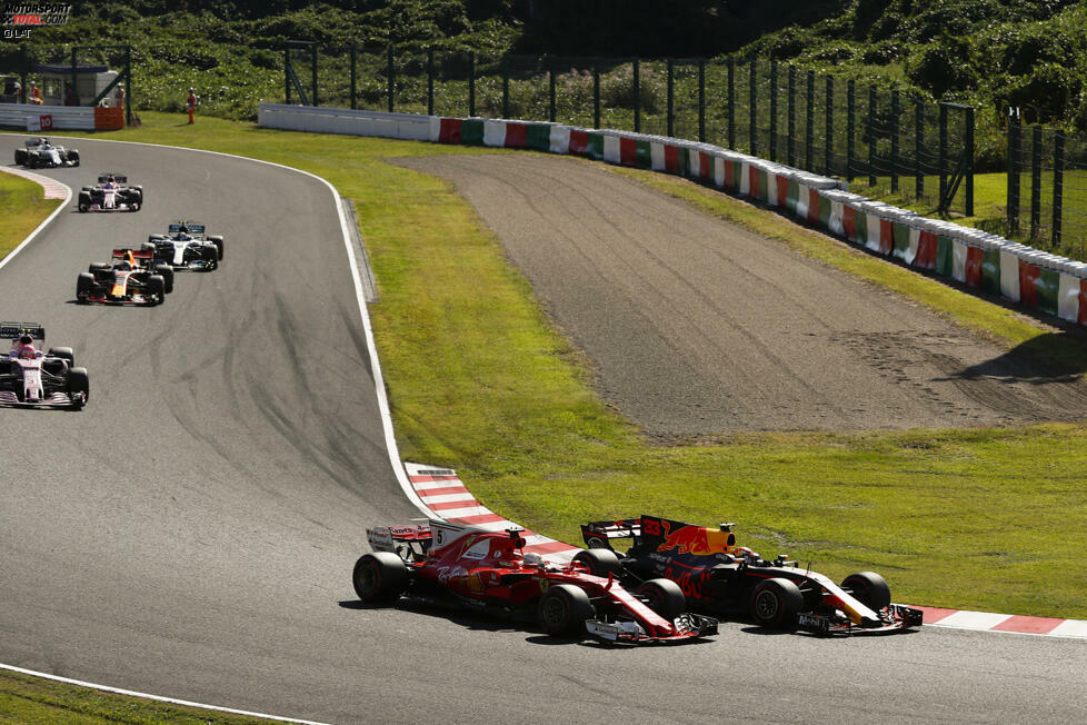 Noch in der ersten Runde quetscht sich Verstappen mit einem Überraschungsangriff in der Haarnadel an Vettel vorbei. Während Vettel schon dämmert, dass sein Arbeitstag nicht mehr lange dauern wird, wundern sich die Fans vor den TV-Schirmen, warum er sich so einfach überrumpeln lässt.