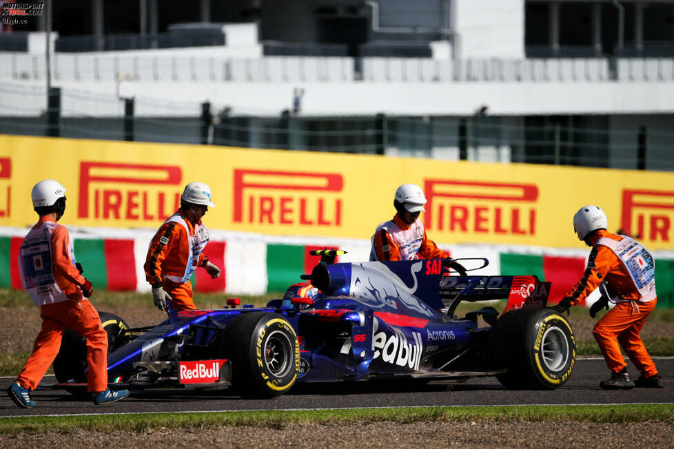 Der Grund für die zwei Runden hinter dem Safety-Car ist der ungewohnt stümperhaft anmutende Abflug von Carlos Sainz in seinem letzten Rennen für Toro Rosso. Wirklich nur Zufall, dass sein neuer Arbeitgeber Renault direkter Gegner in der Konstrukteurs-WM ist? Ein Schelm, wer Böses dabei denkt ...