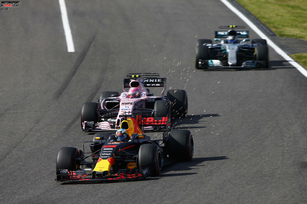 In der elften Runde knackt Ricciardo endlich Ocon. Sein Rückstand auf Verstappen beträgt zu diesem Zeitpunkt schon 8,5 Sekunden. Es dauert nicht lang, dann ist auch Bottas durch. Praktisch für den Werks-Mercedes, wenn der Gegner ein Kunden-Mercedes ist.