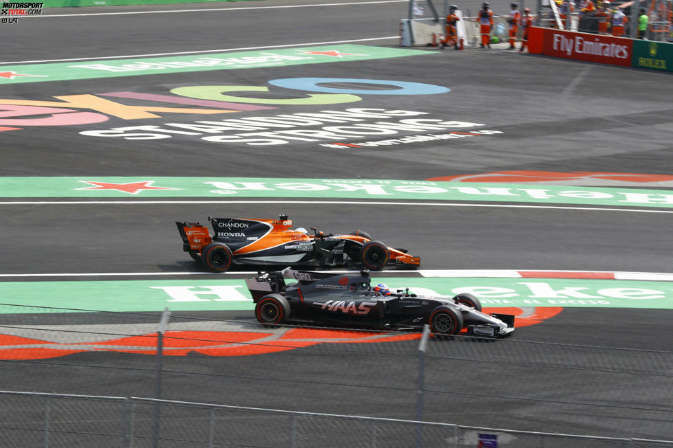 Fernando Alonso und Romain Grosjean kämpfen um P11, als es kracht. Alonso bittet McLaren, das in seinen Augen Fehlverhalten des Haas-Fahrers bei der Rennleitung anzuzeigen. Mit Erfolg: Grosjean kassiert eine Fünf-Sekunden-Strafe und beendet den Grand Prix chancenlos als 15. und Letzter.