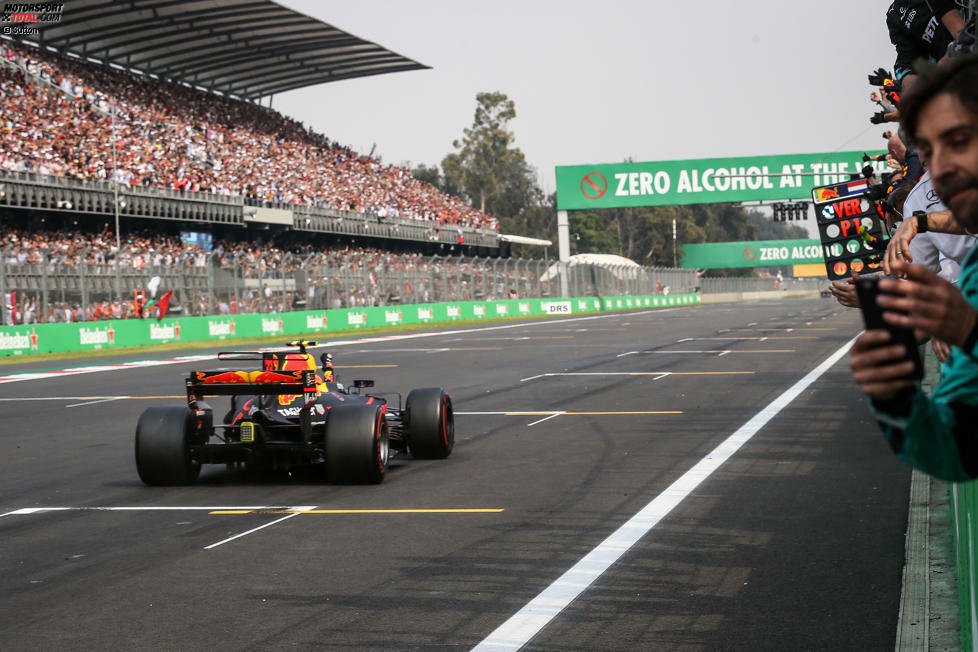 Verstappen gewinnt letztendlich 19,7 Sekunden vor Bottas und 54,0 vor Räikkönen. Freak-Fact am Rande: Der Niederländer hat bisher jeden seiner drei Siege in einem Rennen gefeiert, vor dem Daniil Kwjat von Red Bull degradiert oder entlassen wurde!