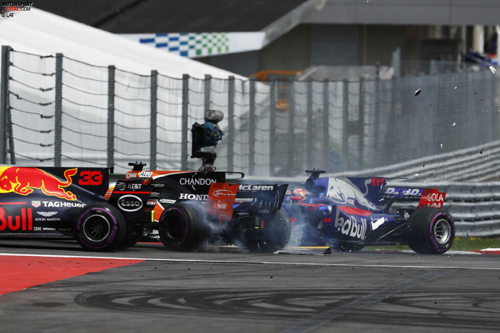 ... was eine Kettenreaktion zur Folge hat: Daniil Kwjat bremst die erste Kurve zu spät an und rutscht ins Heck des McLaren von Fernando Alonso. Der wiederum nimmt Verstappen mit ins Verderben. Ausgerechnet vor der 