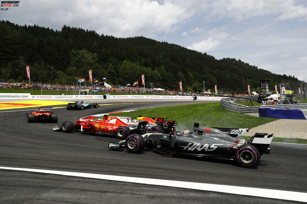 ... und letztendlich gewinnt Ricciardo dank eines entschlossenen Manövers das Beschleunigungsduell. Räikkönen rutscht etwas von der Ideallinie weg und verliert (kurzzeitig) einen weiteren Platz gegen Romain Grosjean, in Spielberg dank neuem Ferrari-Motor 