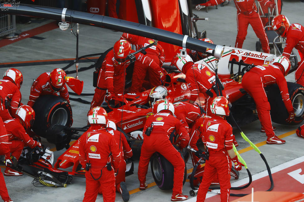In Runde 33 täuscht Ferrari erstmals einen Boxenstopp an, erst in Runde 34 wechselt Vettel wirklich von Ultra- auf Supersoft. Vettel steht 3,4 Sekunden (zu lang) und kommt 4,7 Sekunden hinter Bottas wieder auf die Strecke. Mit Reifen, die um sieben Runden frischer sind. Jetzt kann die Aufholjagd beginnen!