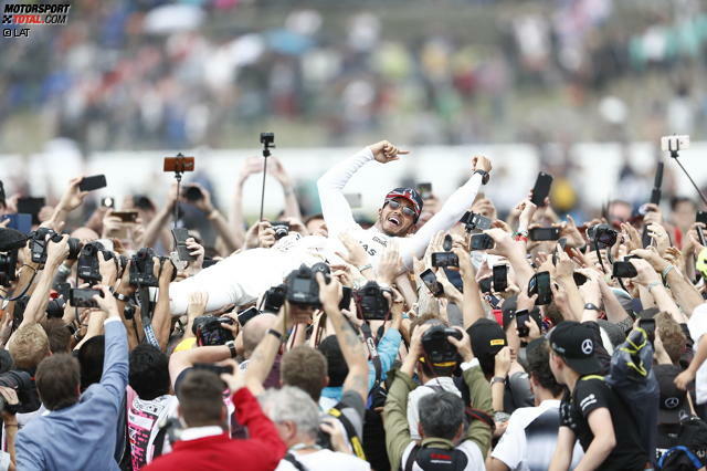 2008, 2014, 2015, 2016, 2017: Lewis Hamilton feiert seinen fünften Sieg in Silverstone, seinen vierten hintereinander, und zieht beim britischen Grand Prix mit UK-Legende Jim Clark gleich. Vergessen sind alle Diskussionen um seinen Party-Urlaub auf Mykonos. Wie er gewonnen hat? Jetzt durch die 16 besten Highlight-Fotos klicken!